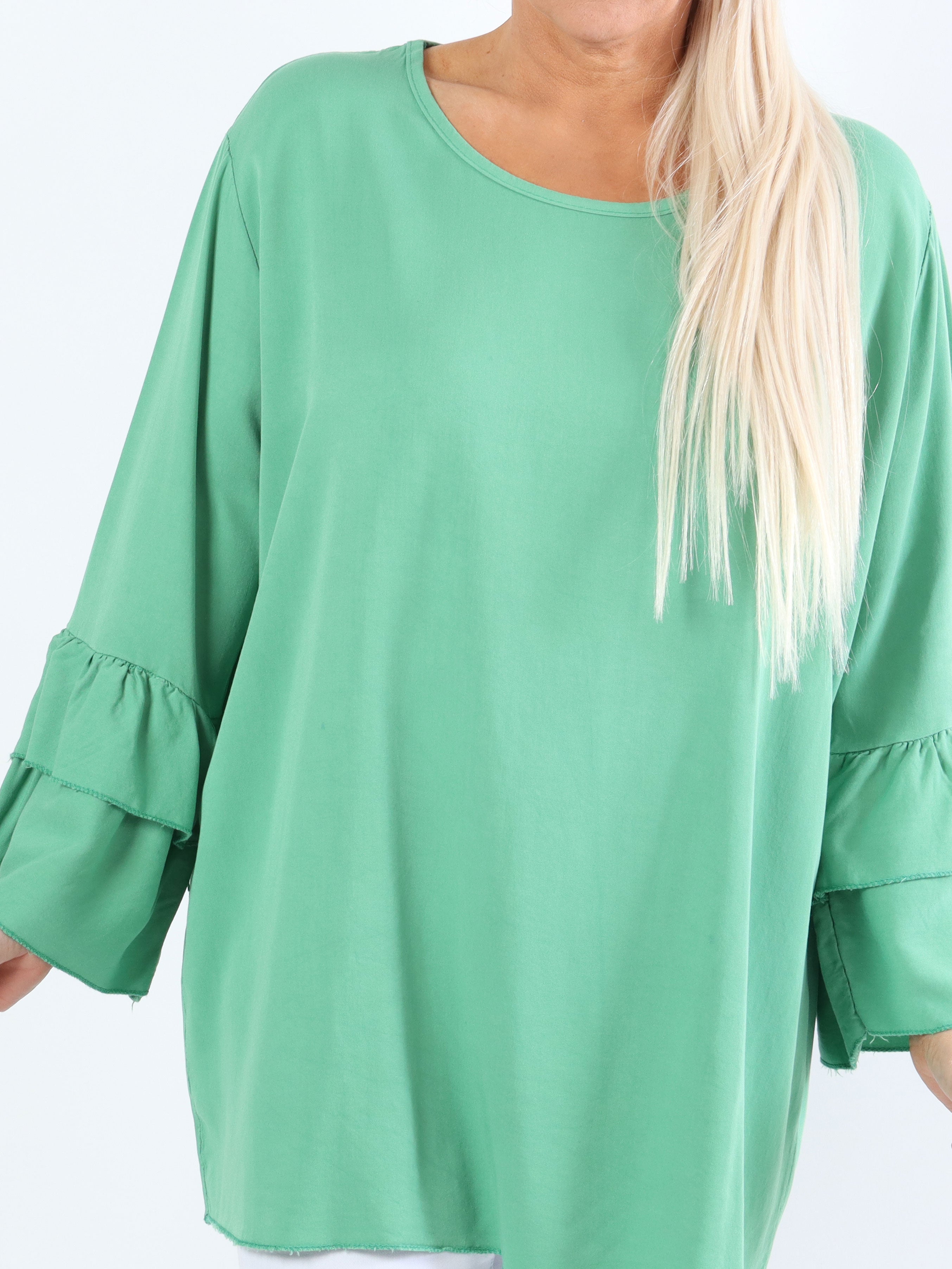 Kayla - Söt plus size blus i viskos med volanger på ärmarna - Rose